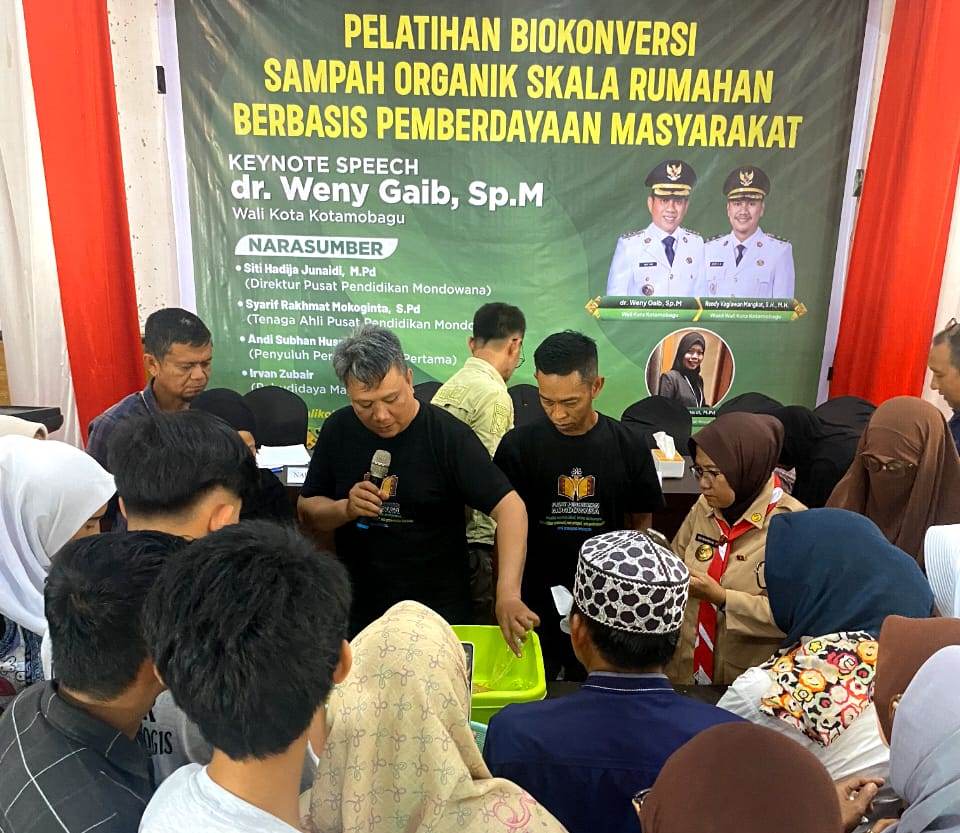 Pelatihan biokonversi sampah organik berbasis pemberdayaan masyarakat, di rumah dinas Wali Kota Kotamobagu, Sabtu (29/11/2025). Foto: Wawan Dentaw/bolmong.news