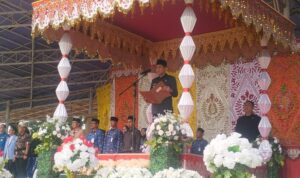 Wali Kota Kotamobagu membacakan sambutan resmi Menteri Pemuda dan Olahraga (Menpora) Republik Indonesia, Erick Thohir, pada upacara peringatan Hari Sumpah Pemuda ke-97, Selasa (28/10/2025), di alun-alun Boki' Hontinimbang, Kotamobagu. Foto: dok/Diskominfo Wali Kota Kotamobagu membacakan sambutan resmi Menteri Pemuda dan Olahraga (Menpora) Republik Indonesia, Erick Thohir, pada upacara peringatan Hari Sumpah Pemuda ke-97, Selasa (28/10/2025), di alun-alun Boki' Hontinimbang, Kotamobagu. Foto: dok/Diskominfo