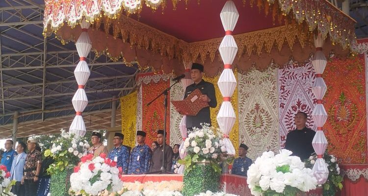 Wali Kota Kotamobagu membacakan sambutan resmi Menteri Pemuda dan Olahraga (Menpora) Republik Indonesia, Erick Thohir, pada upacara peringatan Hari Sumpah Pemuda ke-97, Selasa (28/10/2025), di alun-alun Boki' Hontinimbang, Kotamobagu. Foto: dok/Diskominfo Wali Kota Kotamobagu membacakan sambutan resmi Menteri Pemuda dan Olahraga (Menpora) Republik Indonesia, Erick Thohir, pada upacara peringatan Hari Sumpah Pemuda ke-97, Selasa (28/10/2025), di alun-alun Boki' Hontinimbang, Kotamobagu. Foto: dok/Diskominfo