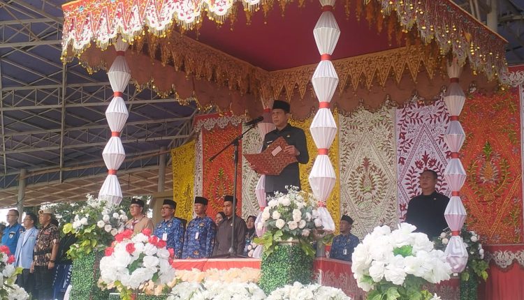 Wali Kota Kotamobagu membacakan sambutan resmi Menteri Pemuda dan Olahraga (Menpora) Republik Indonesia, Erick Thohir, pada upacara peringatan Hari Sumpah Pemuda ke-97, Selasa (28/10/2025), di alun-alun Boki' Hontinimbang, Kotamobagu. Foto: dok/Diskominfo