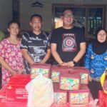 Dinsos Kotamobagu saat selaurkan bantuan darurat kepada korban kebakaran di Kelurahan Kotobangon, Kecamatan Kotamobagu Timur, Senin 17 November 2025. (foto.dok/Dinsos Kotamobagu)