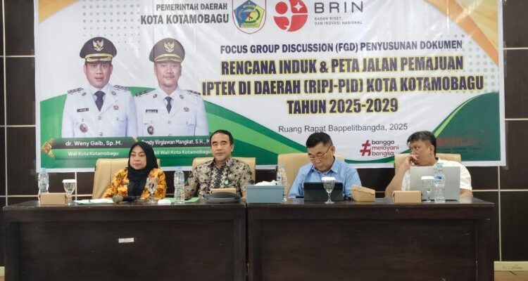 Suasana FGD penyusunan dokumen Rencana Induk dan Peta Jalan Pemanfaatan Ilmu Pengetahuan dan Teknologi di Daerah (RIPJ-PID) tahun 2025–2029, di Aula Bappelitbangda Kotamobagu, Jumat 7 November 2025. (foto.dok/Diskominfo Kotamobagu)