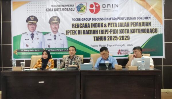 Suasana FGD penyusunan dokumen Rencana Induk dan Peta Jalan Pemanfaatan Ilmu Pengetahuan dan Teknologi di Daerah (RIPJ-PID) tahun 2025–2029, di Aula Bappelitbangda Kotamobagu, Jumat 7 November 2025. (foto.dok/Diskominfo Kotamobagu)