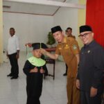 Bupati Bolsel Iskandar Kamaru saat menghadiri acara wisudawan Santri TPQ/TKQ serta Gema Juz 30 yang digelar di Gedung Grand Fajar Bolsel, Selasa (16/12/2025). Foto: Wawan Dentaw/bolmong.news
