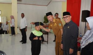 Bupati Bolsel Iskandar Kamaru saat menghadiri acara wisudawan Santri TPQ/TKQ serta Gema Juz 30 yang digelar di Gedung Grand Fajar Bolsel, Selasa (16/12/2025). Foto: Wawan Dentaw/bolmong.news