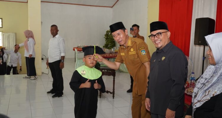 Bupati Bolsel Iskandar Kamaru saat menghadiri acara wisudawan Santri TPQ/TKQ serta Gema Juz 30 yang digelar di Gedung Grand Fajar Bolsel, Selasa (16/12/2025). Foto: Wawan Dentaw/bolmong.news