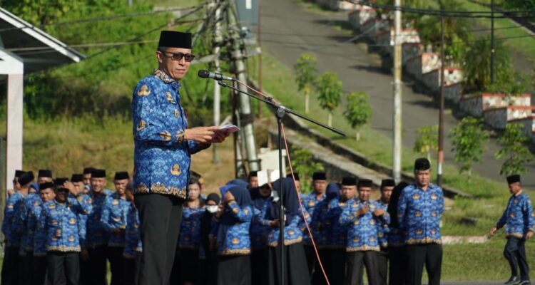 Bupati Bolsel, Iskandar Kamaru, saat memimpin Apel Peringatan Hari Ulang Tahun (HUT) ke-54 Korps Pegawai Republik Indonesia (Korpri) di Lapangan Apel Kawasan Perkantoran Panango, Kecamatan Bolaang Uki, Senin (1/12/2025). Foto: Wawan Dentaw/bolmong.news