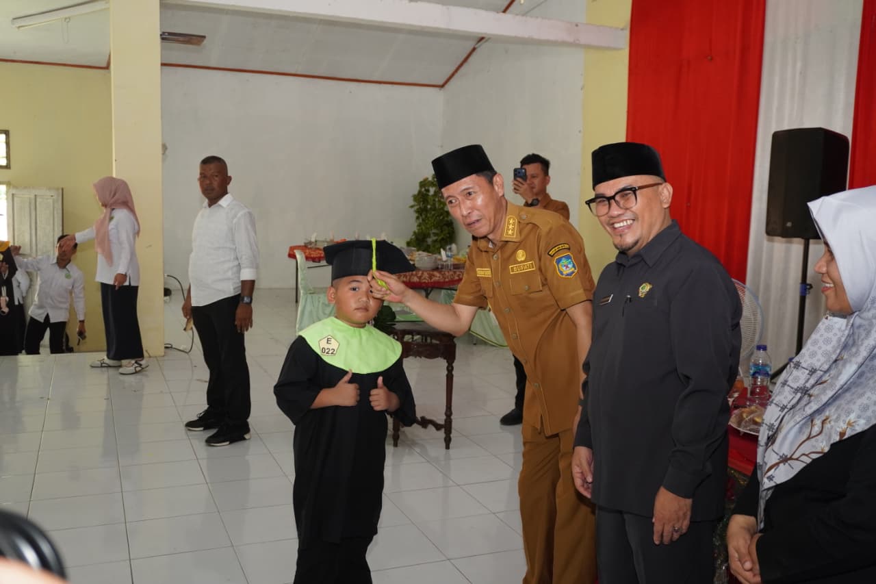 Bupati Bolsel Iskandar Kamaru saat menghadiri acara wisudawan Santri TPQ/TKQ serta Gema Juz 30 yang digelar di Gedung Grand Fajar Bolsel, Selasa (16/12/2025). Foto: Wawan Dentaw/bolmong.news