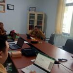 Diskominfo Kotamobagu saat rapat penyusunan buku ringkasan Metadata 2025. (Foto.dok/Diskominfo Kotamobagu)