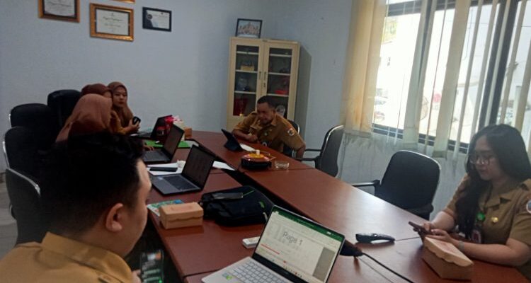 Diskominfo Kotamobagu saat rapat penyusunan buku ringkasan Metadata 2025. (Foto.dok/Diskominfo Kotamobagu)