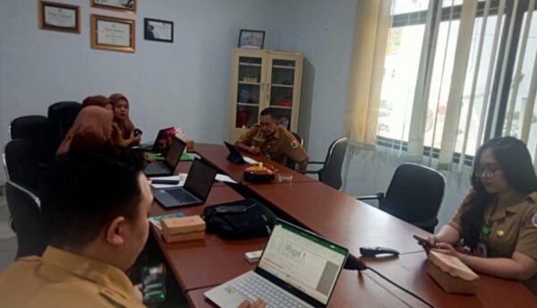 Diskominfo Kotamobagu saat rapat penyusunan buku ringkasan Metadata 2025. (Foto.dok/Diskominfo Kotamobagu)