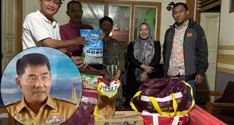 Korban Kebakaran Terima Bantuan Pemprov Sulut melalui Dinsos Sulawesi Utara, saat menyerahkan bantuan langsung Gubernur Sulut YSK kepada korban kebakaran beberapa waktu lalu di Kelurahan Kotobangon, Kecamatan Kotamobagu Timur, Kota Kotamobagu, Jumat 21 November 2025, malm. (foto.ist/dok.Diskominfo Kotamobagu)