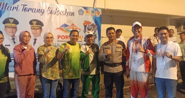 Momen foto bersama Wali Kota Weny Gaib dan Wakil Wali Kota Rendy Mangkat, saat berfoto dengan Bupati Bolmong Yusra Alhabsyi, Bupati Bolsel Iskandar Kamaru dan Kapolresta Manado Irham Khalid, usai pembukaan Porprov Sulut, Manado. (foto.dok/Diskominfo Kotamobagu)