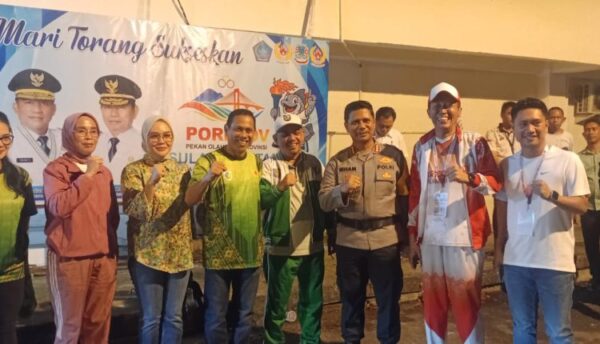Momen foto bersama Wali Kota Weny Gaib dan Wakil Wali Kota Rendy Mangkat, saat berfoto dengan Bupati Bolmong Yusra Alhabsyi, Bupati Bolsel Iskandar Kamaru dan Kapolresta Manado Irham Khalid, usai pembukaan Porprov Sulut, Manado. (foto.dok/Diskominfo Kotamobagu)