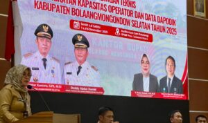 Kepala Dinas Pendidikan dan Kebudayaan Bolsel, Rante Hattani, saat memberikan sambutan pada kegiatan Bimtek Penguatan Kapasitas Operator dan Pengelolaan Data Dapodik untuk jenjang SD dan SMP Tahun 2025, Selasa (2/12/2025). Foto: Wawan Dentaw/bolmong.news