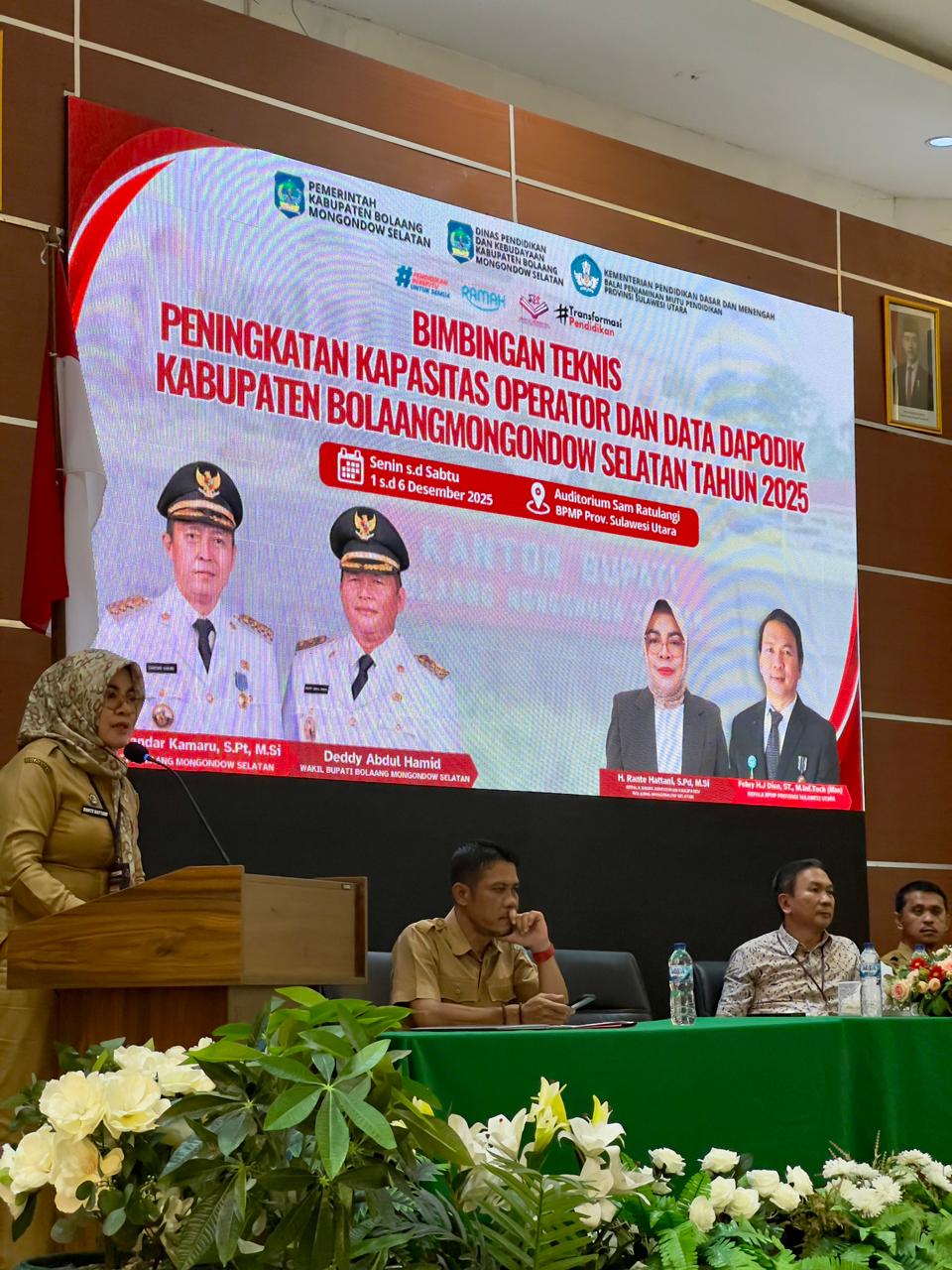 Kepala Dinas Pendidikan dan Kebudayaan Bolsel, Rante Hattani, saat memberikan sambutan pada kegiatan Bimtek Penguatan Kapasitas Operator dan Pengelolaan Data Dapodik untuk jenjang SD dan SMP Tahun 2025, Selasa (2/12/2025). Foto: Wawan Dentaw/bolmong.news