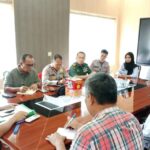 Suasana Rakor pematangan program MBG yang dipimpin langsung Sekretaris Daerah Kotamobagu, Sofyan Mokoginta, di ruang kerjanya, Selasa 18 November 2025. (foto.dok/Diskominfo Kotamobagu)