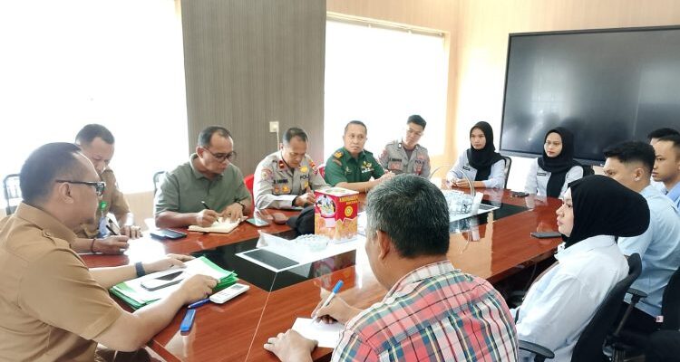 Suasana Rakor pematangan program MBG yang dipimpin langsung Sekretaris Daerah Kotamobagu, Sofyan Mokoginta, di ruang kerjanya, Selasa 18 November 2025. (foto.dok/Diskominfo Kotamobagu)