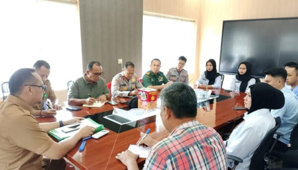 Suasana Rakor pematangan program MBG yang dipimpin langsung Sekretaris Daerah Kotamobagu, Sofyan Mokoginta, di ruang kerjanya, Selasa 18 November 2025. (foto.dok/Diskominfo Kotamobagu)