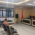 Tampak salah satu tersangka pemilik Minol Ilegal mengikuti sidang Putusan yang di pimpin Hakim muda M Burhanudin SH. MH., Jumat 21 November 2025. (foto.dok/Satpol PP Kotamobagu)