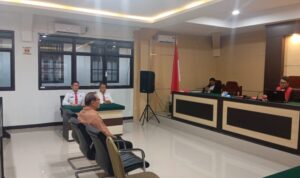 Tampak salah satu tersangka pemilik Minol Ilegal mengikuti sidang Putusan yang di pimpin Hakim muda M Burhanudin SH. MH., Jumat 21 November 2025. (foto.dok/Satpol PP Kotamobagu)