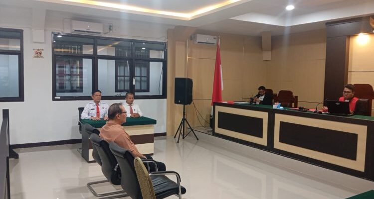 Tampak salah satu tersangka pemilik Minol Ilegal mengikuti sidang Putusan yang di pimpin Hakim muda M Burhanudin SH. MH., Jumat 21 November 2025. (foto.dok/Satpol PP Kotamobagu)