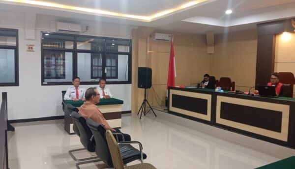 Tampak salah satu tersangka pemilik Minol Ilegal mengikuti sidang Putusan yang di pimpin Hakim muda M Burhanudin SH. MH., Jumat 21 November 2025. (foto.dok/Satpol PP Kotamobagu)