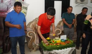 Tampak Wakil Bupati Deddy Abdul Hamid dan sejumlah ASN Pemkab Bolsel di kediaman Bupati Bolsel, Iskandar Kamaru