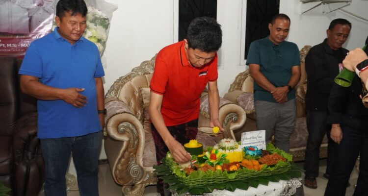 Tampak Wakil Bupati Deddy Abdul Hamid dan sejumlah ASN Pemkab Bolsel di kediaman Bupati Bolsel, Iskandar Kamaru