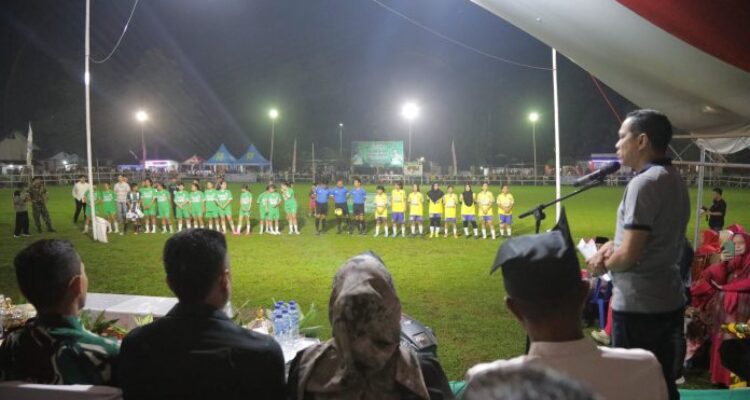 Wali Kota Kotamobagu Weny Gaib, saat membuka turnamen Sepak Bola Putri Wali Kota Cup 2025, di Lapangan Olahraga Kelurahan Motoboi Besar, Kecamatan Kotamobagu Timur, Sabtu, 1 November 2025. (foto.Dok/DIskominfo Kotamobagu)