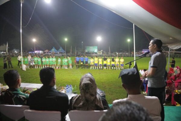 Wali Kota Kotamobagu Weny Gaib, saat membuka turnamen Sepak Bola Putri Wali Kota Cup 2025, di Lapangan Olahraga Kelurahan Motoboi Besar, Kecamatan Kotamobagu Timur, Sabtu, 1 November 2025. (foto.Dok/DIskominfo Kotamobagu)