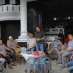 Wali Kota Kotamobagu Weny Gaib bersama warga yang terdampak pembangunan pagar RSUD Kota Kotamobagu yang terletak di Kelurahan Pobundayan, Kecamatan Kotamobagu Selatan, Sabtu (4/10/2025). Foto: Lamk