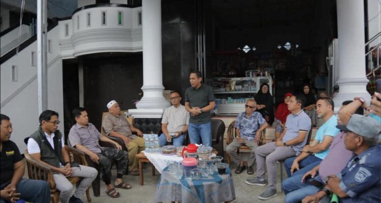 Wali Kota Kotamobagu Weny Gaib bersama warga yang terdampak pembangunan pagar RSUD Kota Kotamobagu yang terletak di Kelurahan Pobundayan, Kecamatan Kotamobagu Selatan, Sabtu (4/10/2025). Foto: Lamk Wali Kota Kotamobagu Weny Gaib bersama warga yang terdampak pembangunan pagar RSUD Kota Kotamobagu yang terletak di Kelurahan Pobundayan, Kecamatan Kotamobagu Selatan, Sabtu (4/10/2025). Foto: Lamk
