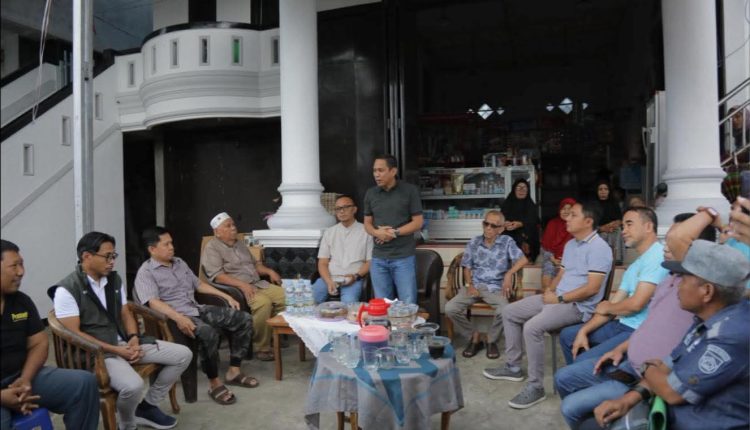 Wali Kota Kotamobagu Weny Gaib bersama warga yang terdampak pembangunan pagar RSUD Kota Kotamobagu yang terletak di Kelurahan Pobundayan, Kecamatan Kotamobagu Selatan, Sabtu (4/10/2025). Foto: Lamk