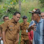 Wali Kota Kotamobagu, Weny Gaib (kiri), saat mendengarkan keluhan warga terkait jembatan putus Monsi. (foto.dok/Diskominfo Kotamobagu)