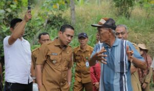 Wali Kota Kotamobagu Weny Gaib Tinjau Jembatan Putus Wali Kota Kotamobagu, Weny Gaib (kiri), saat mendengarkan keluhan warga terkait jembatan putus Monsi. (foto.dok/Diskominfo Kotamobagu)