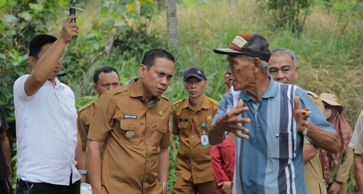 Wali Kota Kotamobagu, Weny Gaib (kiri), saat mendengarkan keluhan warga terkait jembatan putus Monsi. (foto.dok/Diskominfo Kotamobagu)