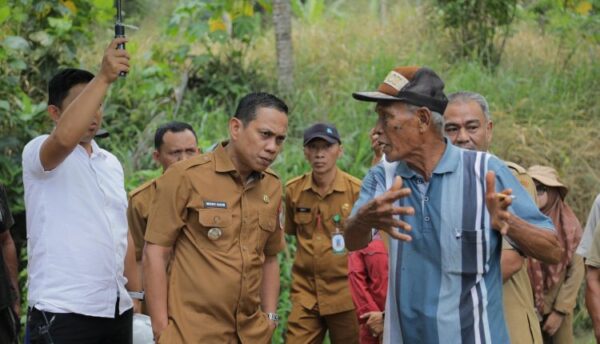 Wali Kota Kotamobagu, Weny Gaib (kiri), saat mendengarkan keluhan warga terkait jembatan putus Monsi. (foto.dok/Diskominfo Kotamobagu)