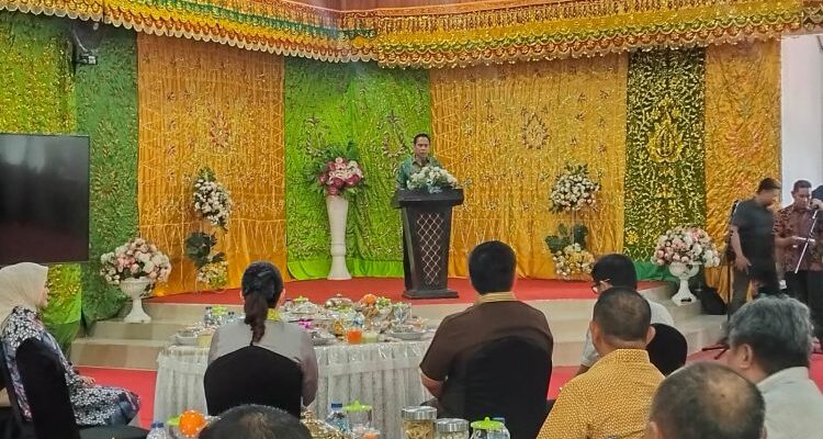 Wali Kota Kotamobagu Weny Gaib saat memberikan sambutan pada kunjungan kerja Anggota DPR RI, Komisi V, Christiany Eugenia Paruntu, di Rumah Dinas Wali Kota Kotamobagu, Kamis (16/10/2025). Foto: Diskominfo Kotamobagu.