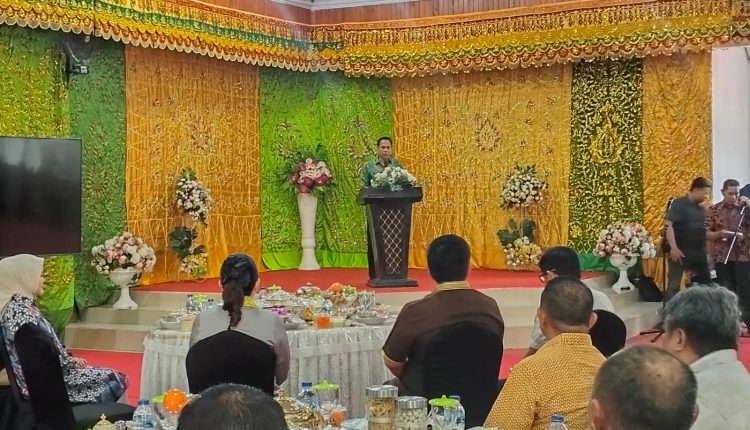 Wali Kota Kotamobagu Weny Gaib saat memberikan sambutan pada kunjungan kerja Anggota DPR RI, Komisi V, Christiany Eugenia Paruntu, di Rumah Dinas Wali Kota Kotamobagu, Kamis (16/10/2025). Foto: Diskominfo Kotamobagu.