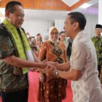Wali Kota Kotamobagu Weny Gaib menerima kunjungan Kerja Gubernur Provinsi Gorontalo, Gusnar Ismail,bersama Ketua TP-PKK Provinsi Gorontalo, Nany Ismail Mokodongan, Di Rumah Dinas Wali Kota, pada Sabtu (18/10/2025). Foto: Diskominfo Kotamobagu.