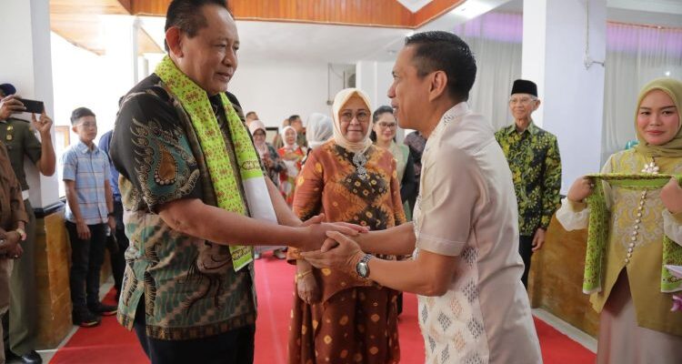 Wali Kota Kotamobagu Weny Gaib menerima kunjungan Kerja Gubernur Provinsi Gorontalo, Gusnar Ismail,bersama Ketua TP-PKK Provinsi Gorontalo, Nany Ismail Mokodongan, Di Rumah Dinas Wali Kota, pada Sabtu (18/10/2025). Foto: Diskominfo Kotamobagu.