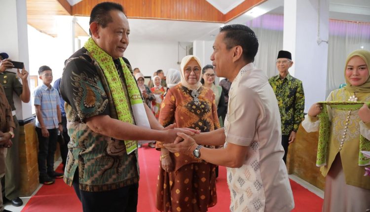 Wali Kota Kotamobagu Weny Gaib menerima kunjungan Kerja Gubernur Provinsi Gorontalo, Gusnar Ismail,bersama Ketua TP-PKK Provinsi Gorontalo, Nany Ismail Mokodongan, Di Rumah Dinas Wali Kota, pada Sabtu (18/10/2025). Foto: Diskominfo Kotamobagu.