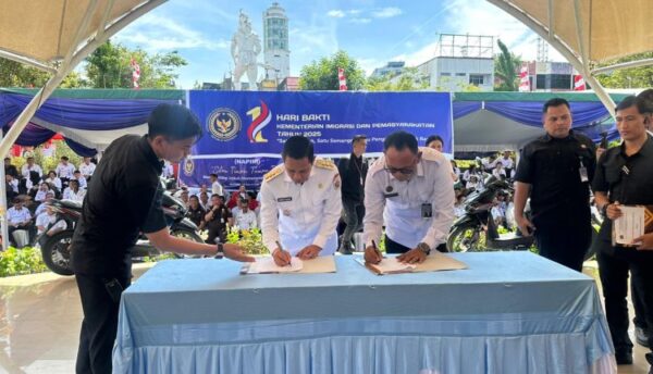 Wali Kota Kotamobagu Weny Gaib - Kakanwil Pemasyarakatan Sulut, Tonny Nainggolan, saat Penandatanganan Kerja Sama di TKB, Manado, Rabu 19 November 2025. (foto.dok/Diskominfo Kotamobagu)