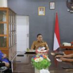 Wali Kota Kotamobagu Weny Gaib, saat menerima kunjungan tim Yayasan Ibnu Sabil, di ruang kerjanya, Selasa 4 November 2025. (foto.dok/Diskominfo Kotamobagu)