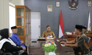 Wali Kota Kotamobagu Weny Gaib, saat menerima kunjungan tim Yayasan Ibnu Sabil, di ruang kerjanya, Selasa 4 November 2025. (foto.dok/Diskominfo Kotamobagu)