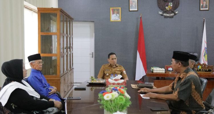 Wali Kota Kotamobagu Weny Gaib, saat menerima kunjungan tim Yayasan Ibnu Sabil, di ruang kerjanya, Selasa 4 November 2025. (foto.dok/Diskominfo Kotamobagu)