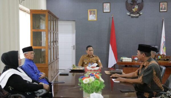 Wali Kota Kotamobagu Weny Gaib, saat menerima kunjungan tim Yayasan Ibnu Sabil, di ruang kerjanya, Selasa 4 November 2025. (foto.dok/Diskominfo Kotamobagu)