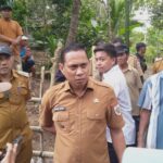 Wali Kota Weny Gaib dan petani setempat, saat melihat langsung jembatan Kobidu-Monsi putus. (foto.yudi/bolmongnews)