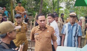 Wali Kota tinjau jembatan putus Kobidu-Monsi Wali Kota Weny Gaib dan petani setempat, saat melihat langsung jembatan Kobidu-Monsi putus. (foto.yudi/bolmongnews)